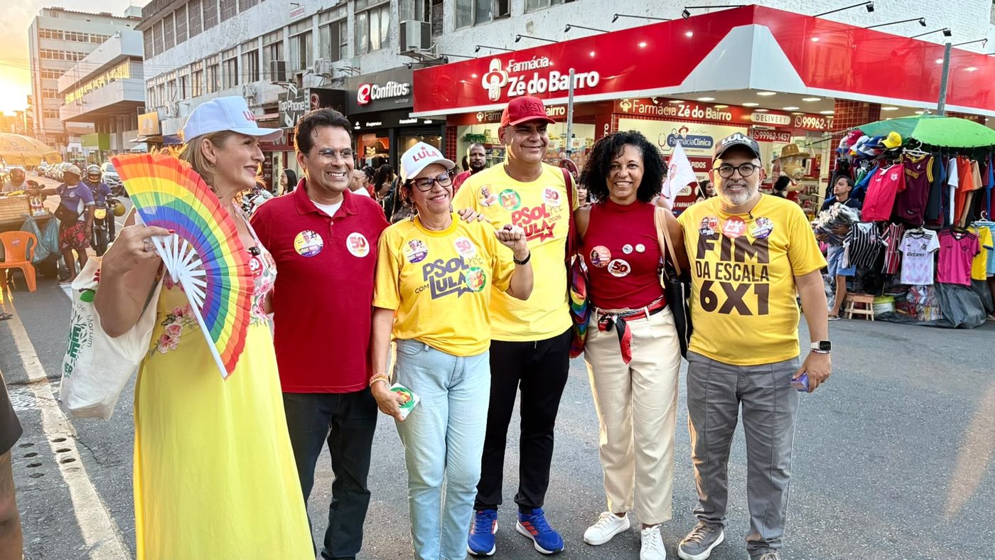 Candidatos do PSOL caminham juntos pelo Centro de Aracaju durante o ato