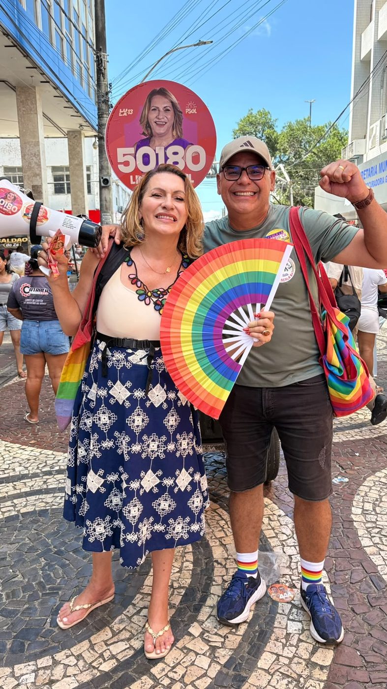 Linda Brasil ao lado de apoiador durante atividade no calçadão de Aracaju