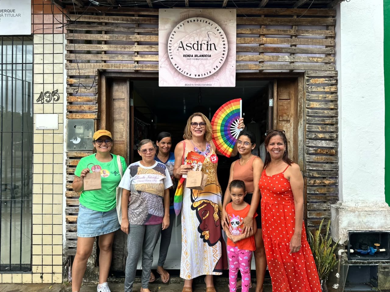 Linda Brasil com as rendeiras da Asdrin, em Divina Pastora, diante da sede da associação de renda irlandesa