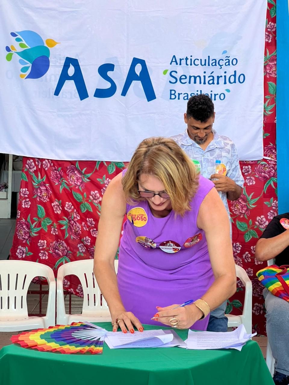 Linda Brasil assina documento durante o encontro, sob a bandeira da Articulação Semiárido Brasileiro