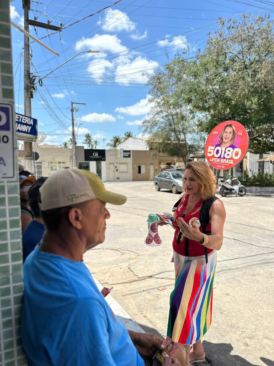 Linda Brasil conversa com morador durante atividade de campanha no interior de Sergipe