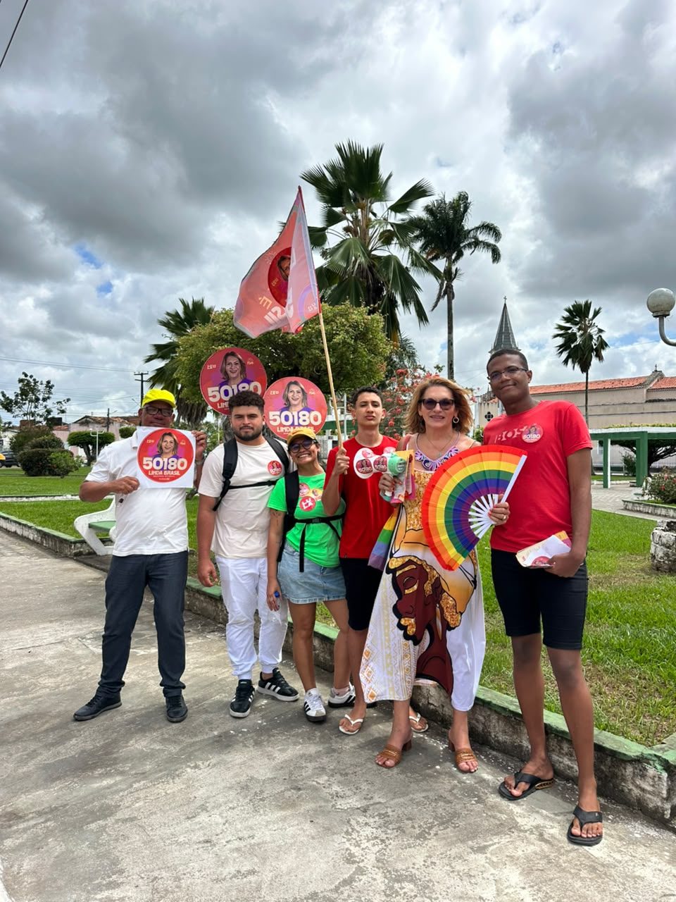 Linda Brasil e a equipe de campanha em praça de um dos municípios do Vale do Cotinguiba