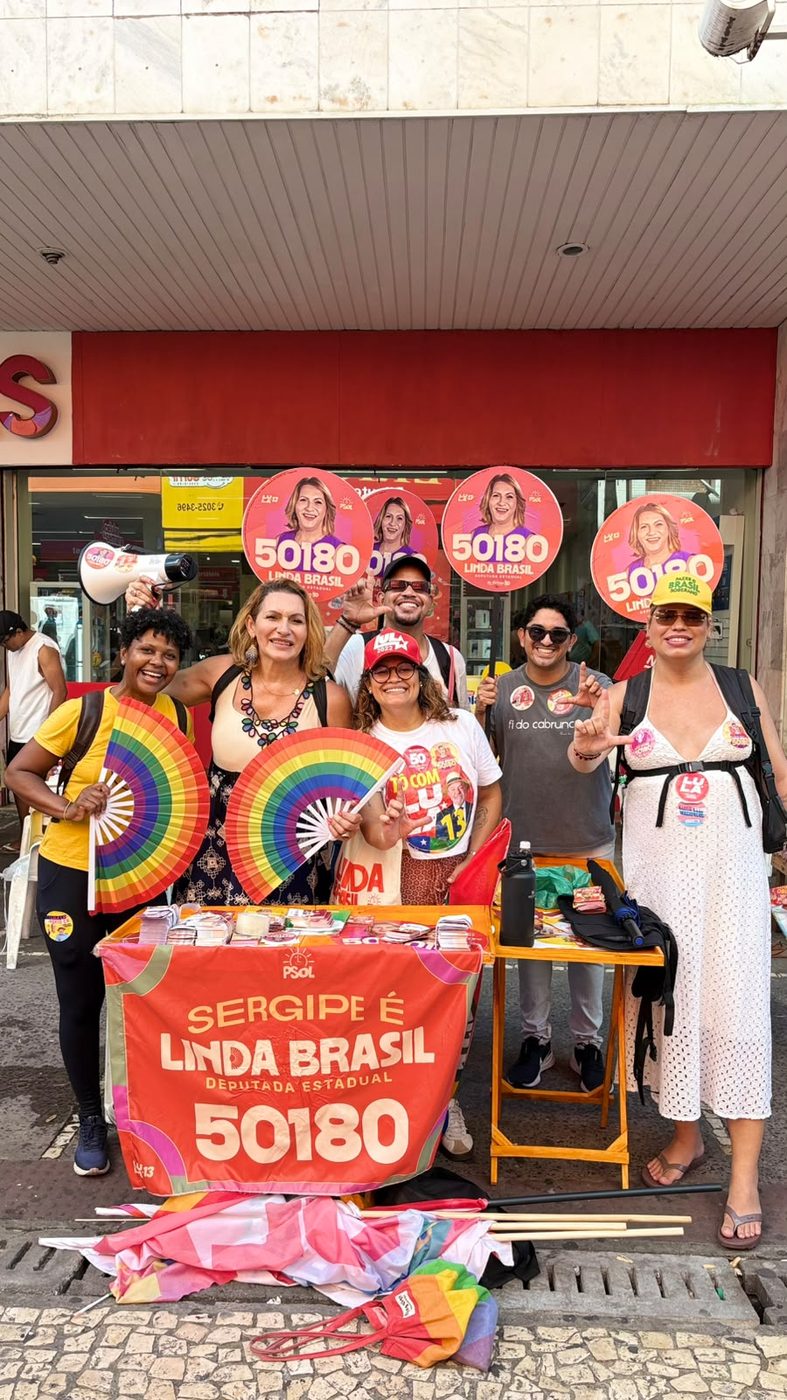 Equipe da campanha em ação de panfletagem no Centro de Aracaju