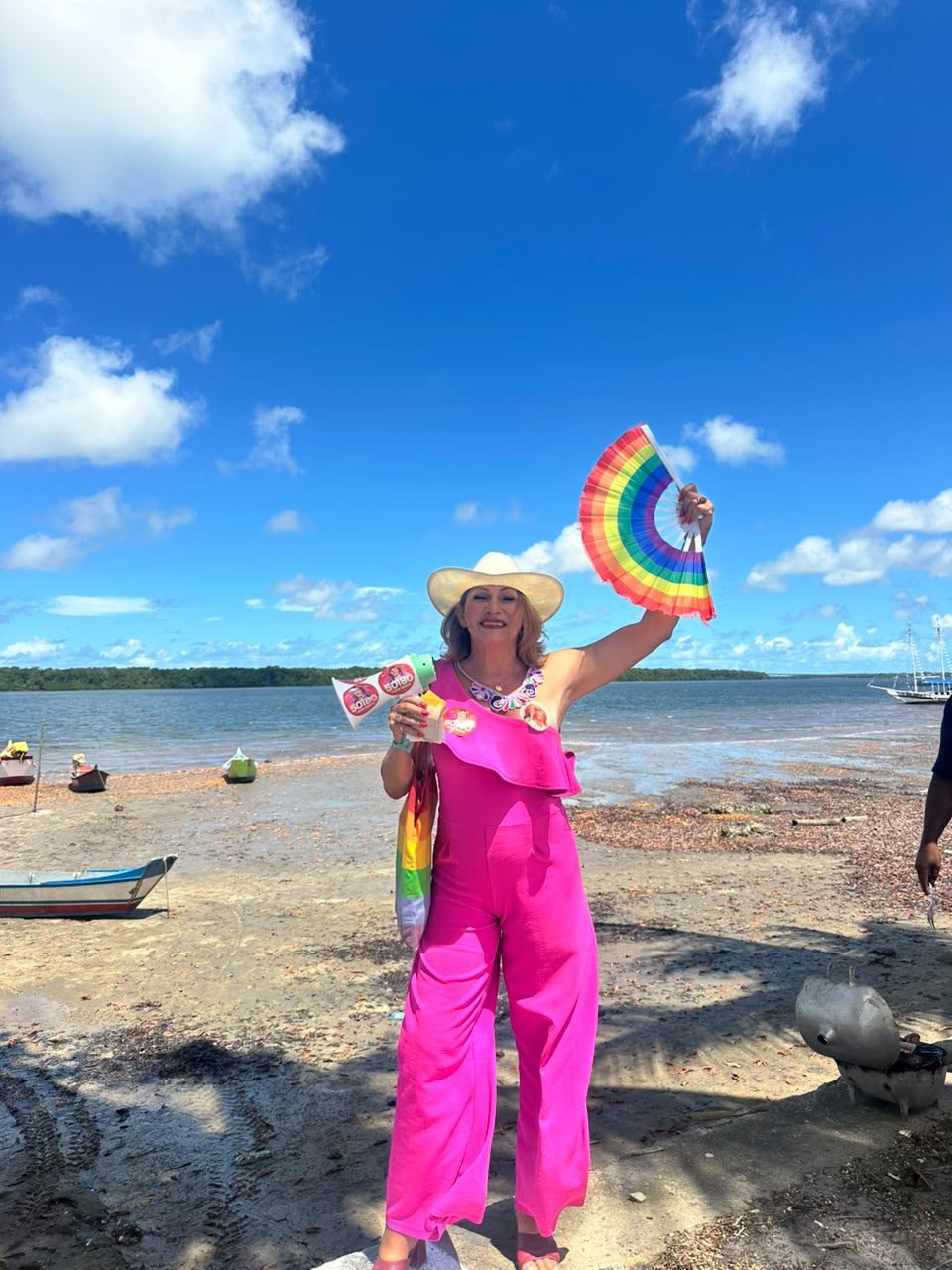 Linda Brasil com leque colorido à beira do rio, durante a última etapa da caminhada pelos municípios sergipanos