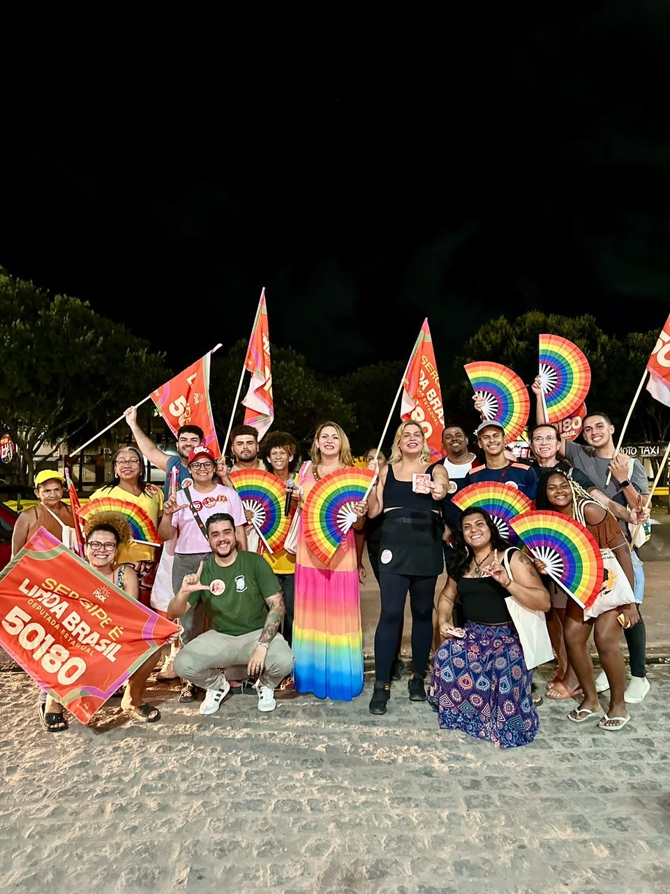 Apoiadores reunidos ao fim de uma das caminhadas pelos bairros