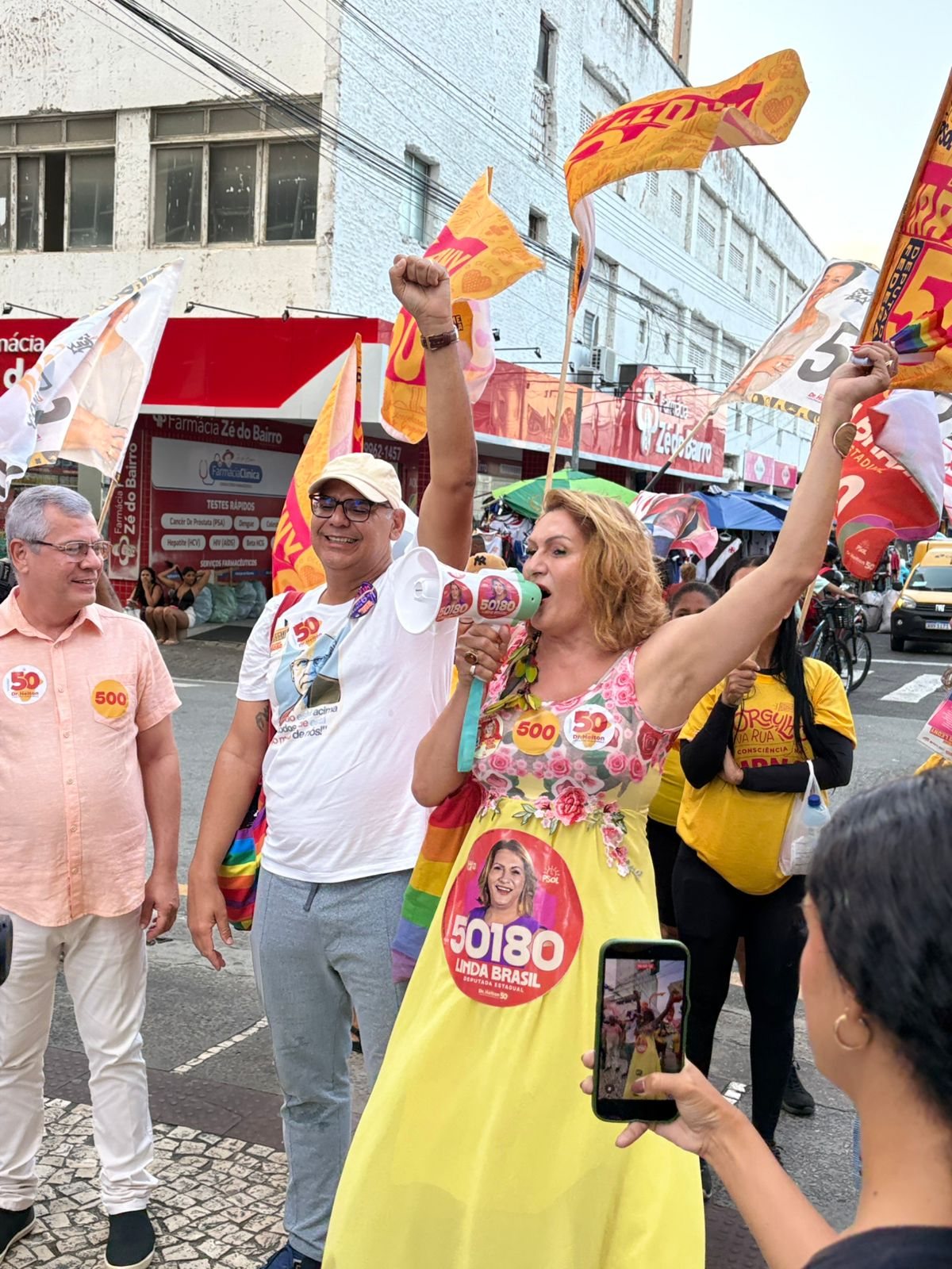 Linda Brasil com o punho erguido ao lado de candidatos do Psol durante a caminhada