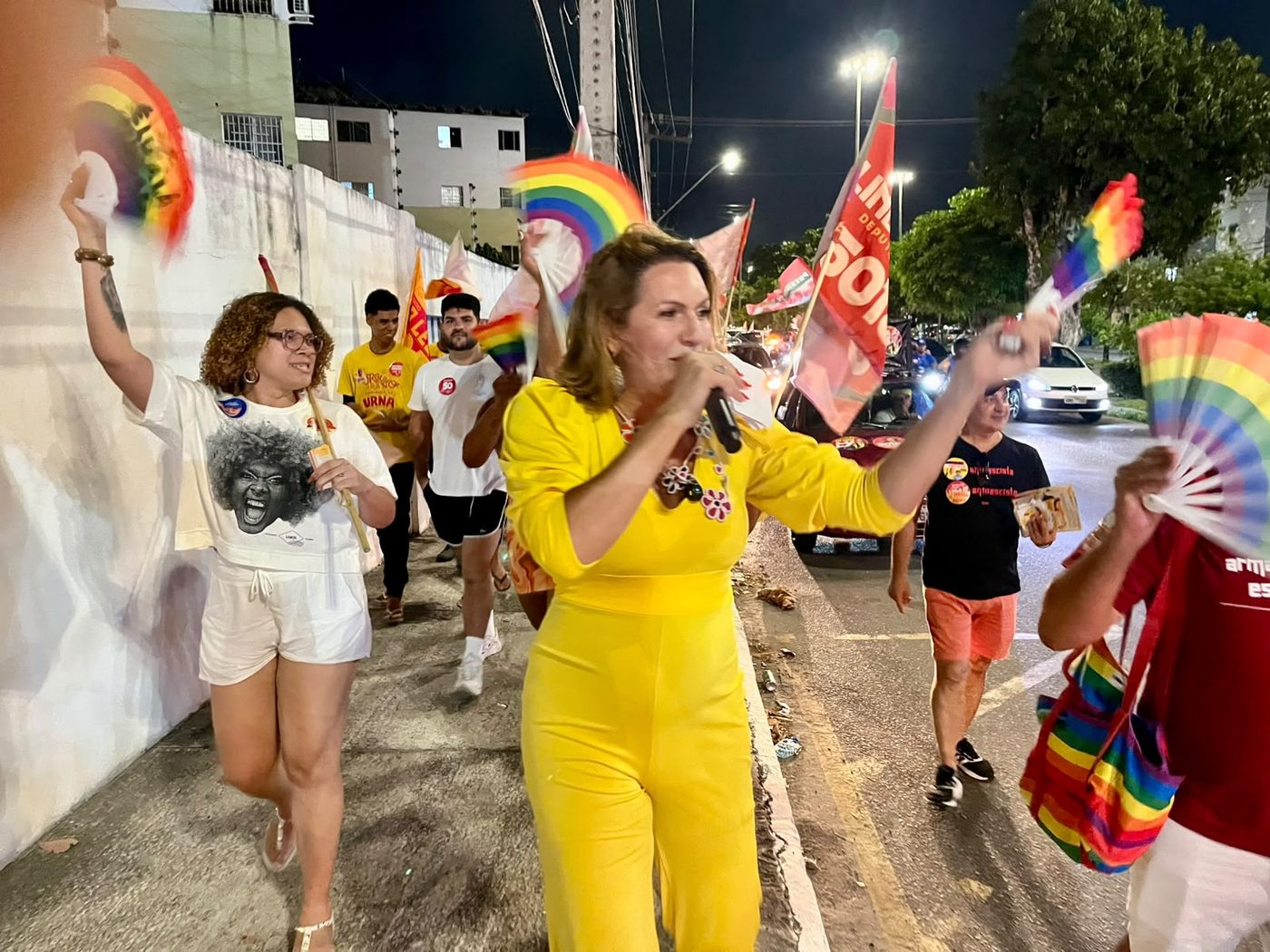 Linda Brasil ao megafone durante caminhada noturna no último trecho da campanha